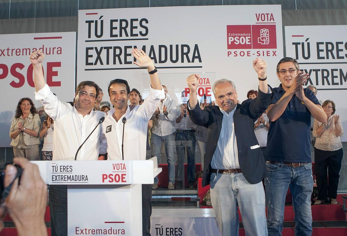 El candidato del PSOE a la Presidencia de la Junta, Guillermo Fernández Vara (i), junto al candidato a la Alcaldía de Badajoz, Ricardo Cabezas (2i), el presidente de la Fundación Ideas, Alfonso Guerra (2d), y el diputado nacional Eduardo Madina (d), durante un mitin celebrado en Badajoz