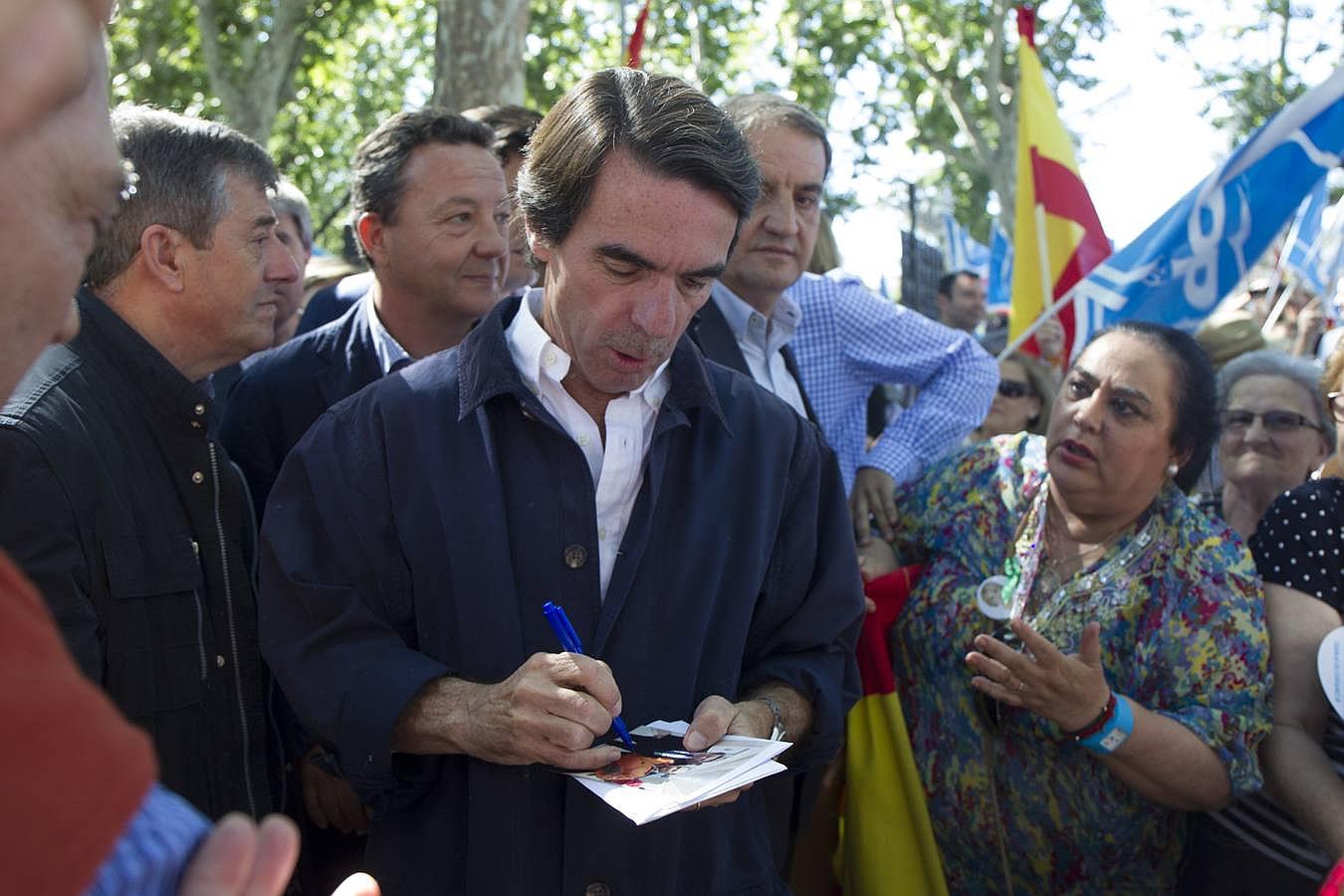El presidente de honor del PP, José María Aznar firmaba autógrafos a su llegada al mitin en Madrid Río, acompañando a sus candidatas para la Comunidad y el Ayuntamiento