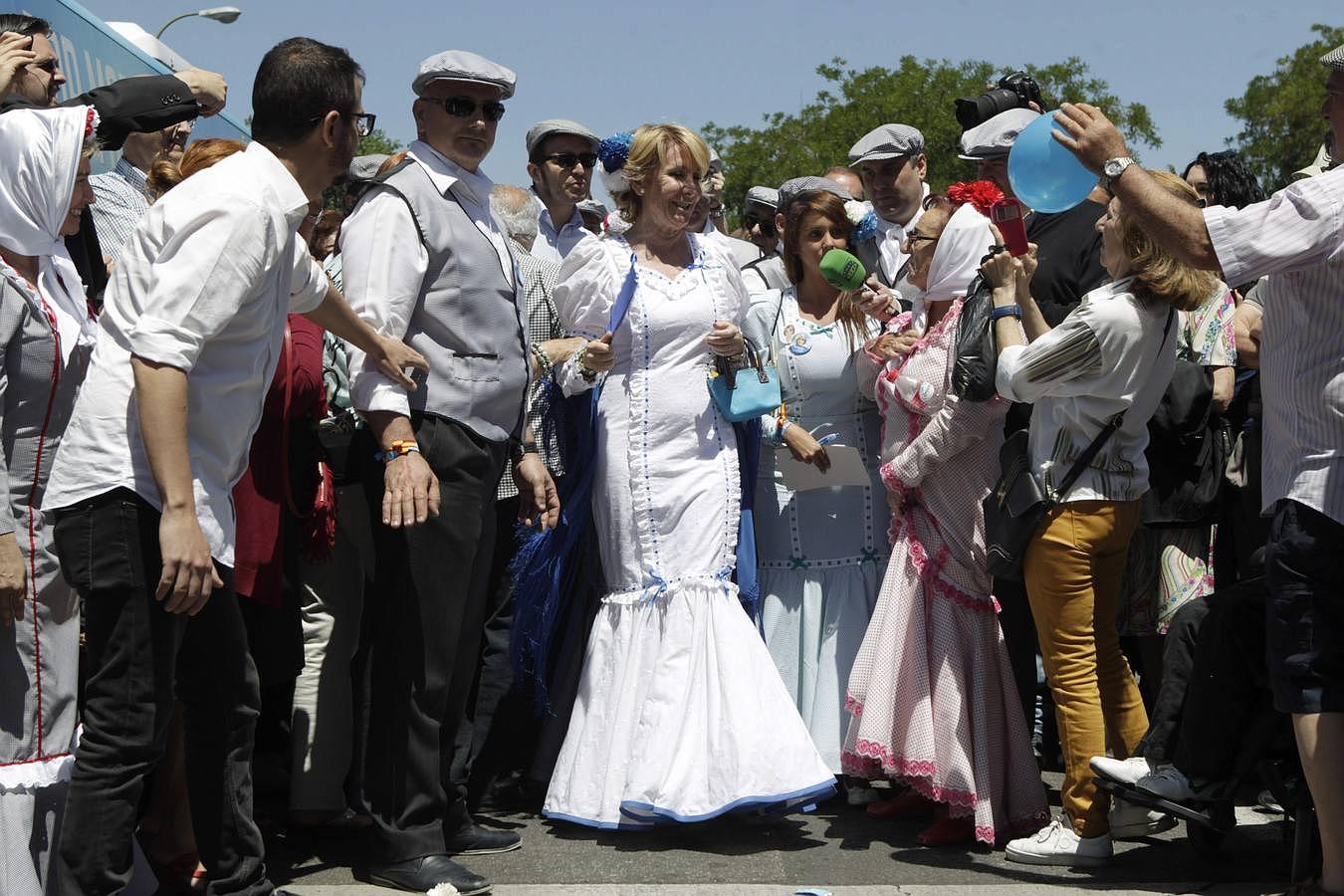 La presidenta del PP de Madrid y candidata a la Alcaldía de la ciudad, Esperanza Aguirre (c), vestida de chulapa en la pradera de San Isidro, a donde han acudido varios candidatos para festejar las fiestas del patrón de Madrid