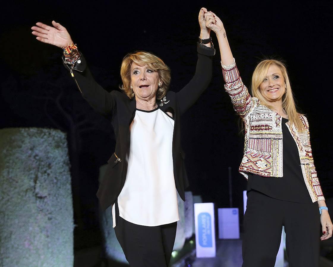 Las candidatas del PP a la Comunidad y el Ayuntamiento de Madrid, Cristina Cifuentes (d) y Esperanza Aguirre (i), abrían la campaña electoral en un acto en los Jardines de Cecilio Rodríguez (Retiro)