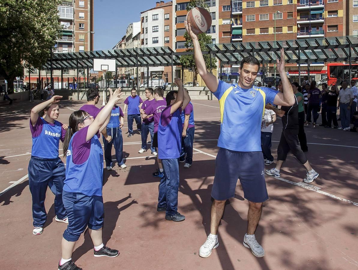 El secretario general del PSOE, Pedro Sánchez (d), jugaba un partido de baloncesto con miembros del Centro Estela, en su visita a Burgos