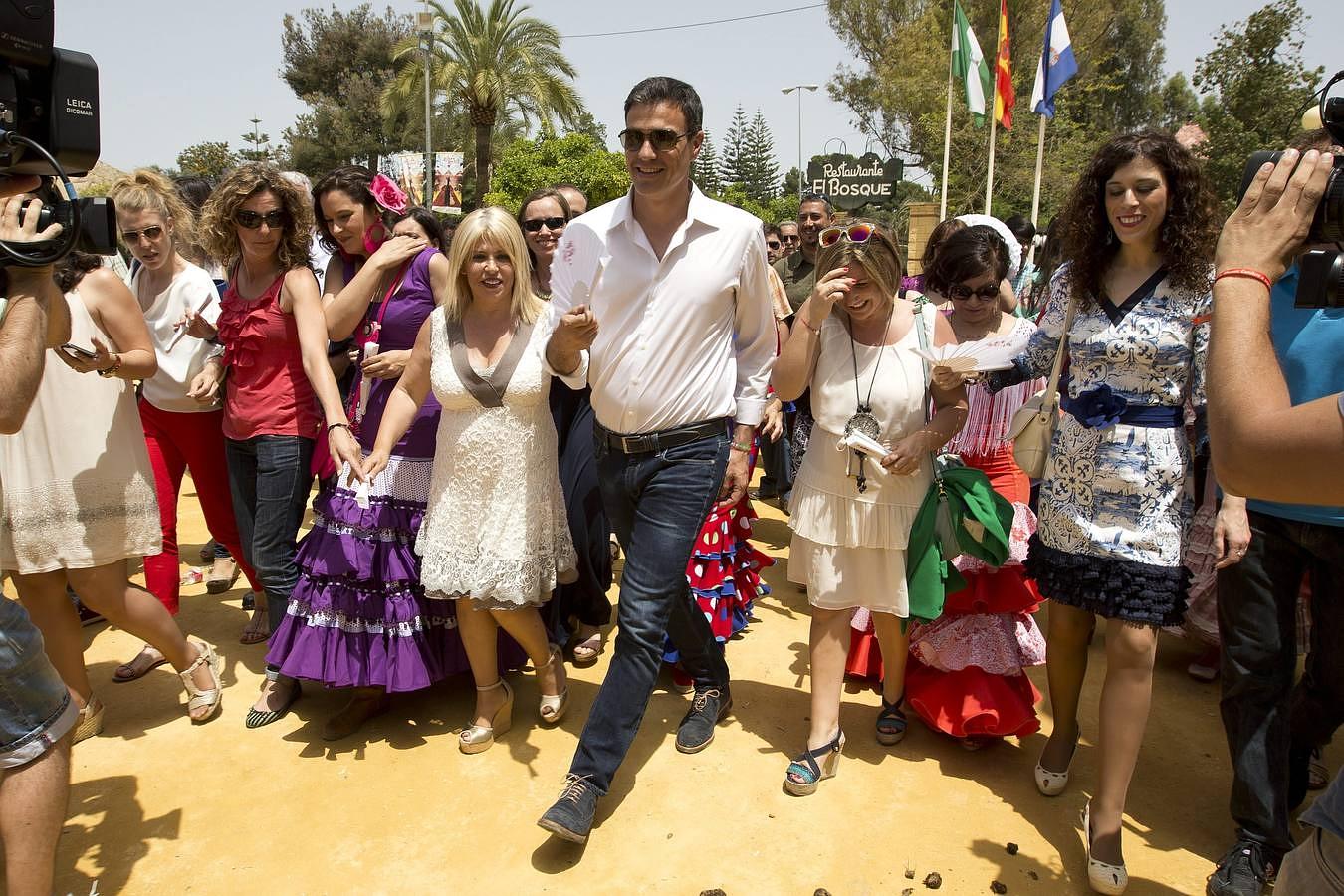 El secretario general del PSOE, Pedro Sánchez, paseaba con un grupo de mujeres por la Feria del Caballo de Jerez de la Frontera (Cádiz)