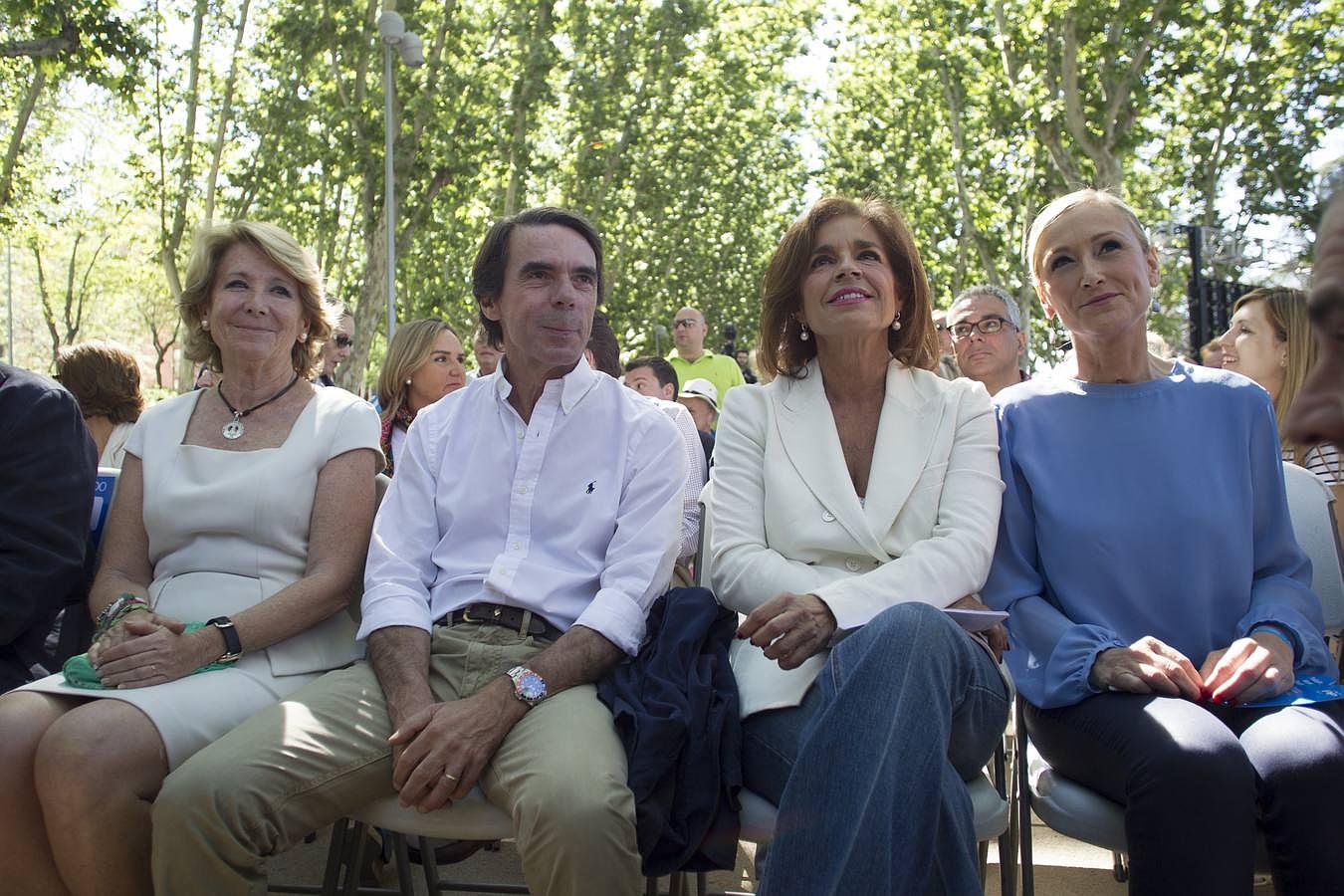 José María Aznar (2ºi), y la alcaldesa de Madrid, Ana Botella (2ªd), en un mitin en Madrid Río, acompañaron a sus dos candidatas, Cristina Cifuentes (d) para la Comunidad y Esperanza Aguirre (i) para el Ayuntamiento
