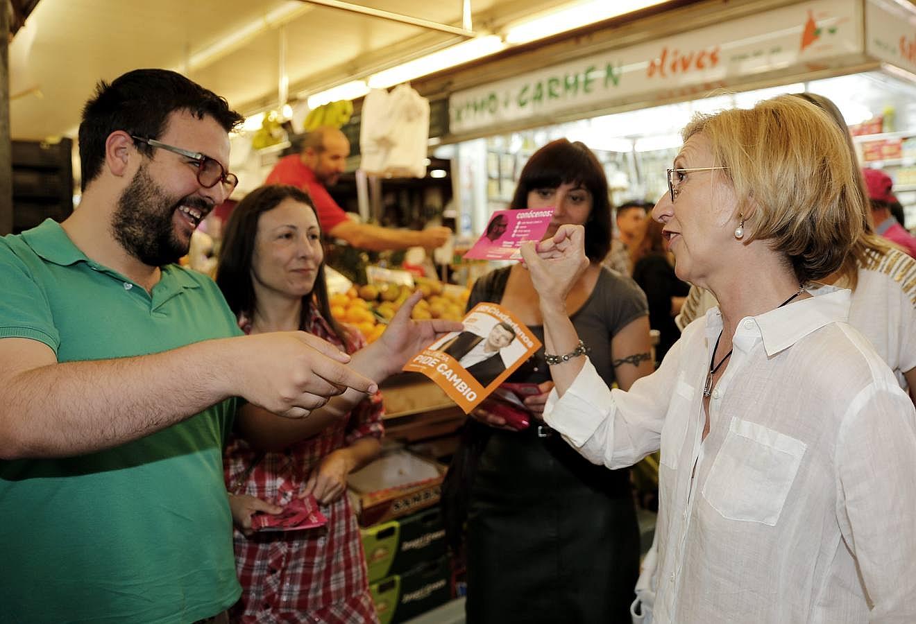 La lider de UPyD, Rosa Diez, intercambiaba propaganda electoral con un miembro de Ciudadanos durante una visita al mercado del Cabanyal de valencia