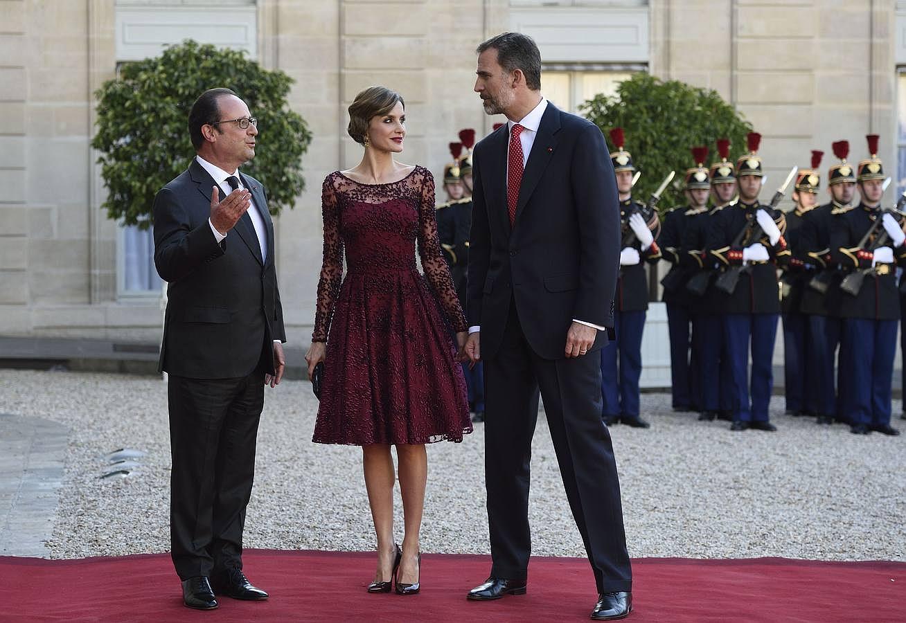 Reina Letizia y el Rey Felipe VI junto al presidente de Francia Francois Hollande