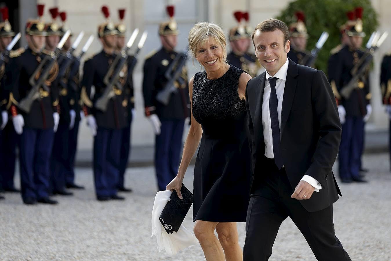 Emmanuel Macron, ministro francés de economía, y su esposa