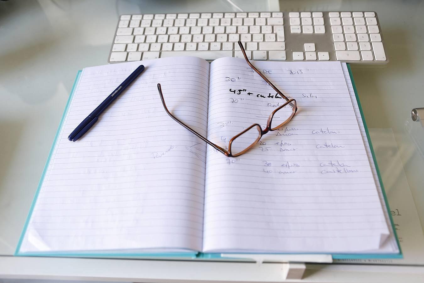 Las gafas de Carrillo descansan sobre su cuaderno de notas 