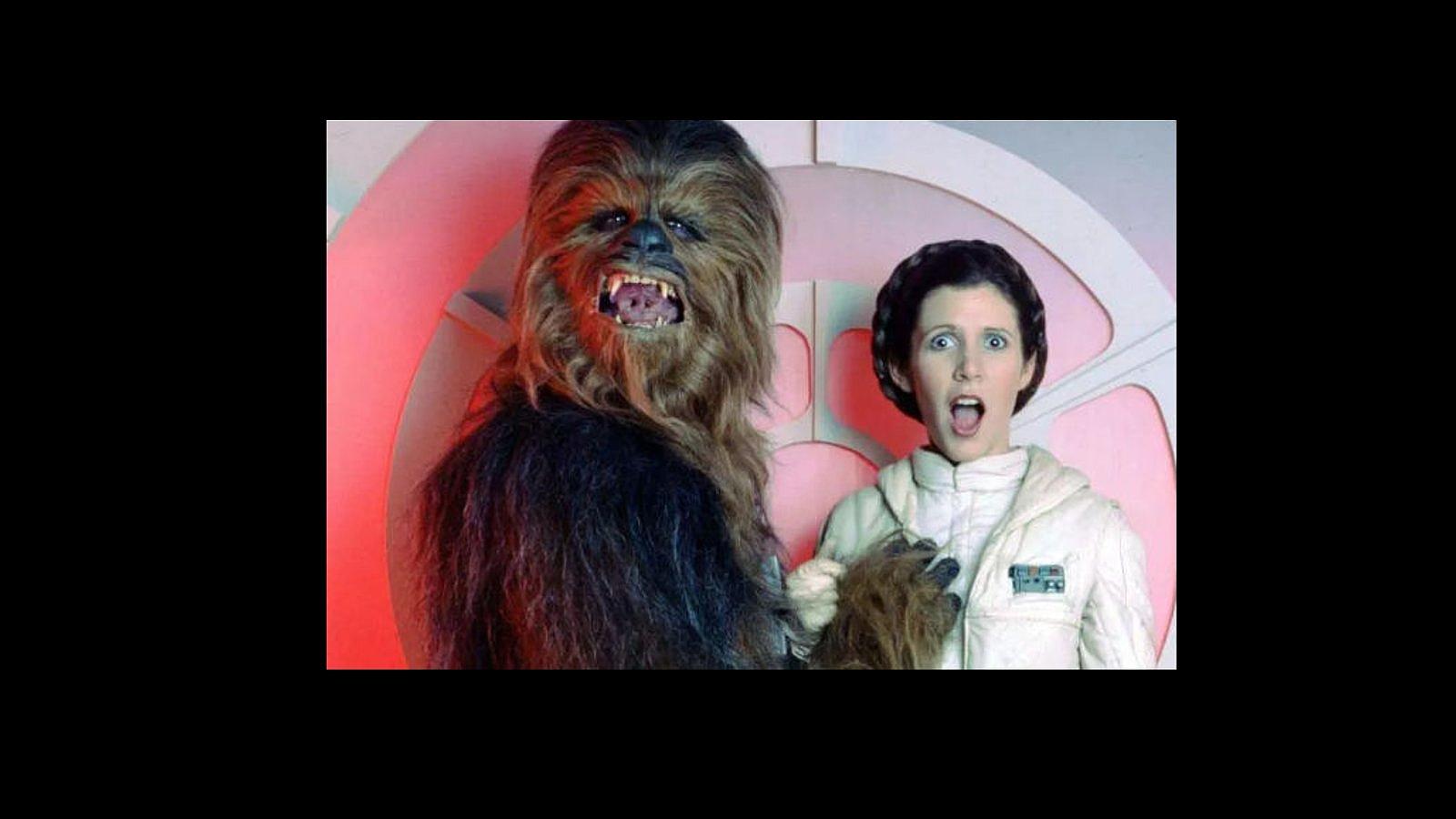 Un despistado Chewbacca, tocándole el pecho a la actriz Carrie Fisher, durante el rodaje de «La guerra de las galaxias»