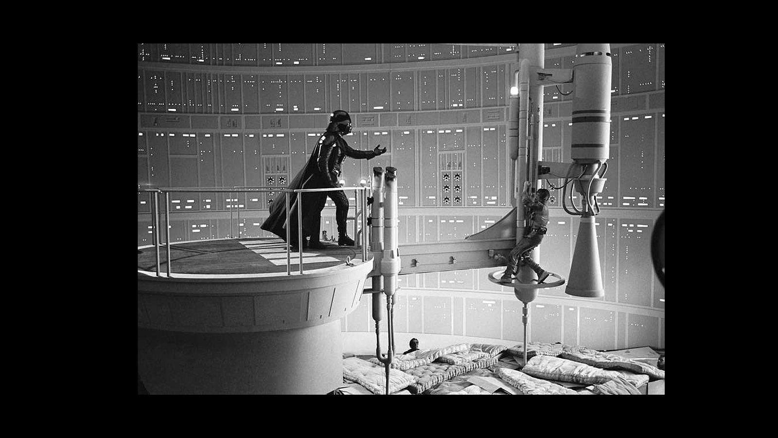 Una de las escenas de la lucha final de Dark Vader y Luke Skywalker, con lo colchones debajo por si alguno de loas actores sufre una caída