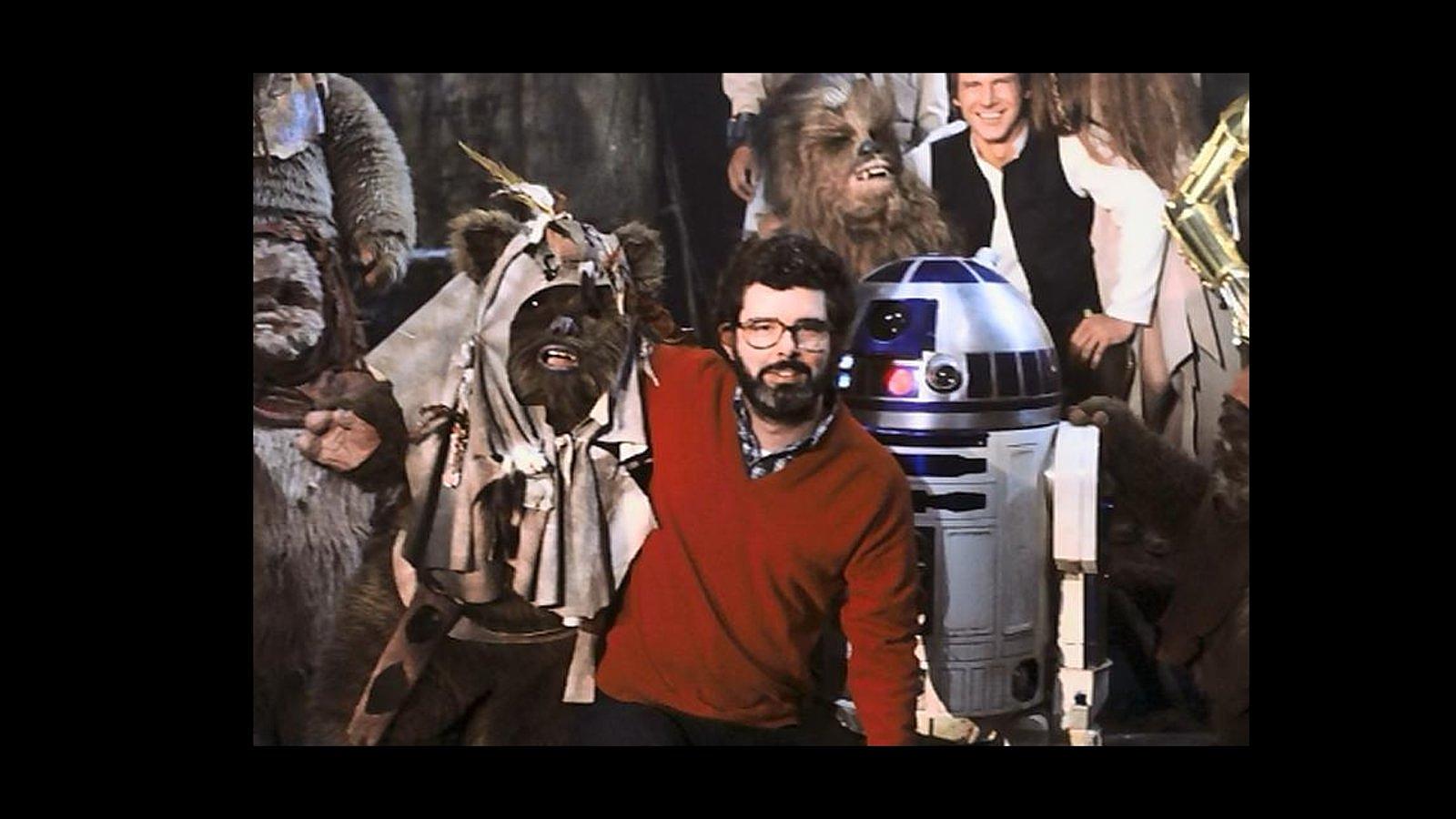 George Lucas, con los ewoks de «La guerra de las galaxias», tras el rodaje