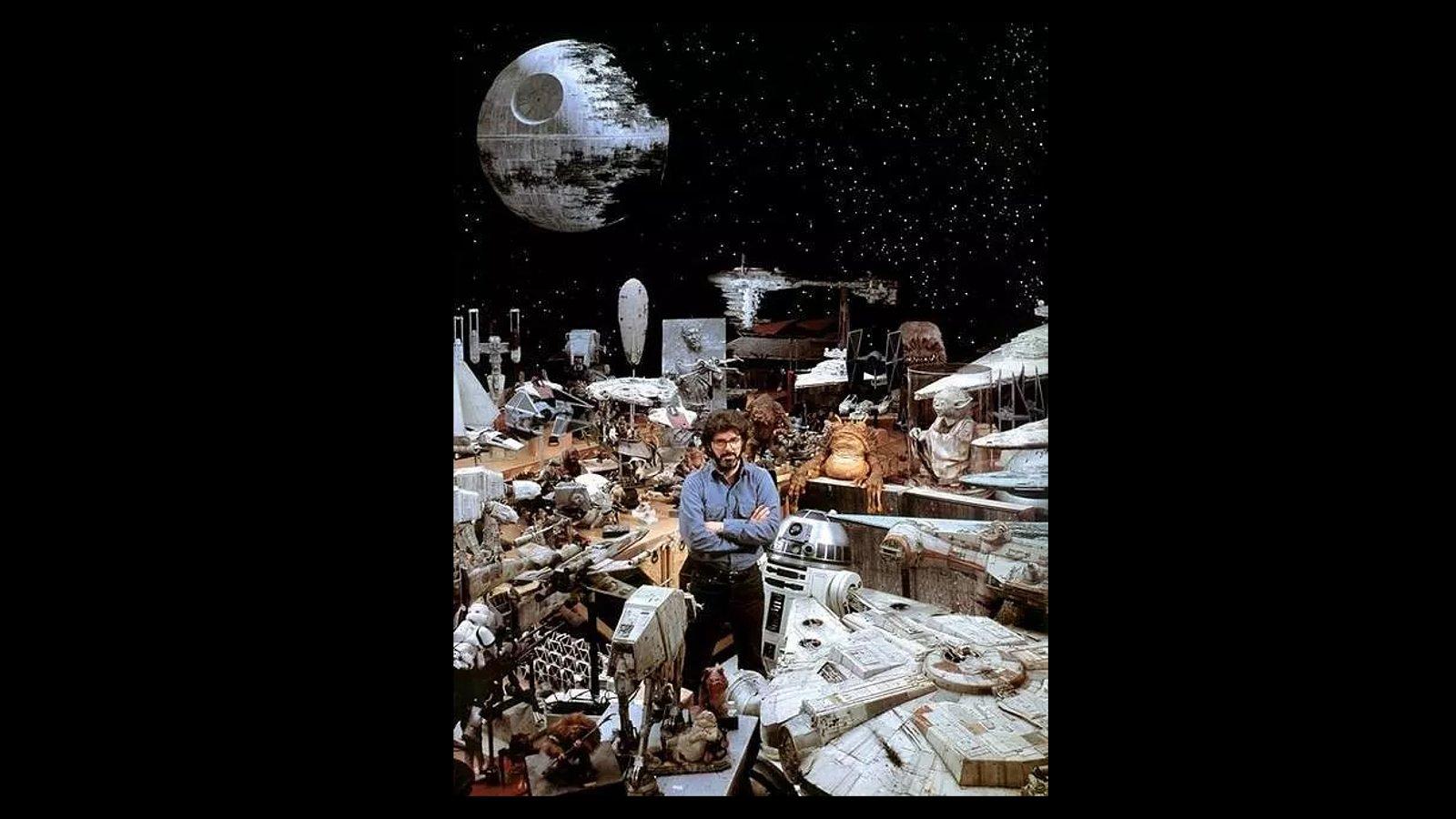 George Lucas, rodeado de las maquetas de «Star Wars», hace unos treinta años