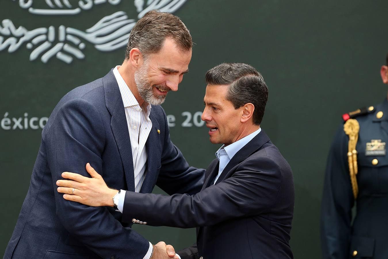 Apretón de manos entre el Rey español y el mandatario mexicano como broche a esta primera visita de Estado