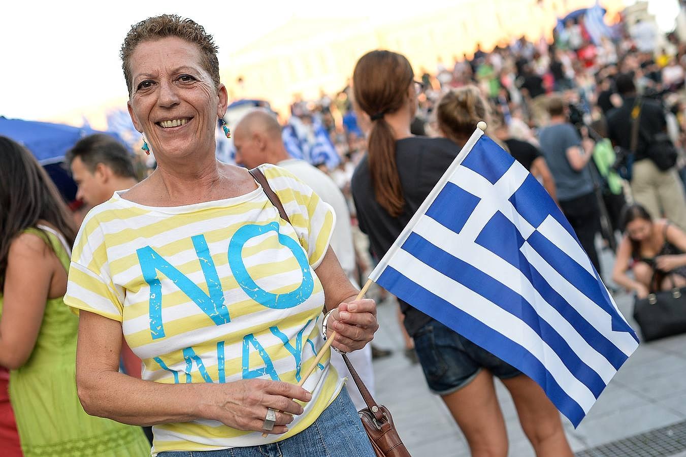 Una mujer que apoya el «no» sujeta una bandera griega en la plaza Syntagma 