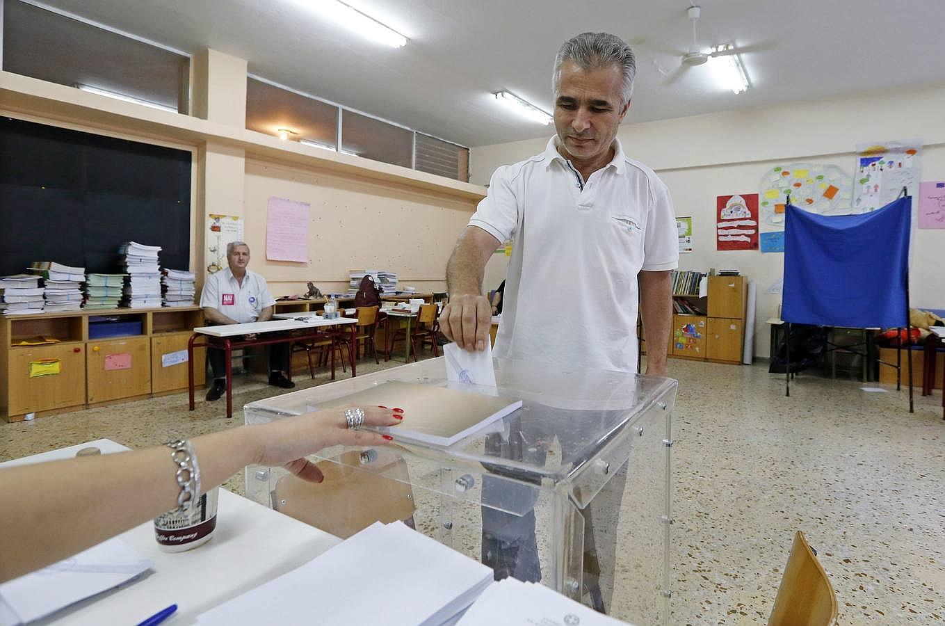 Un griego ejerce su derecho al voto en este referéndum, el cual se opondrá o no a las medidas de Europa