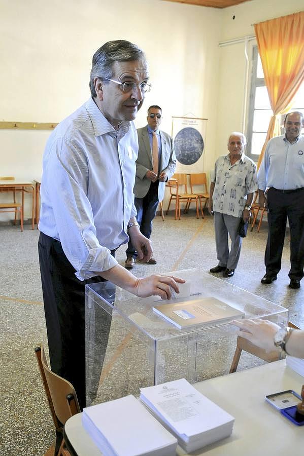 Antonis Samaras, líder de la oposición, vota en la ciudad de Pilos, al sur de Grecia