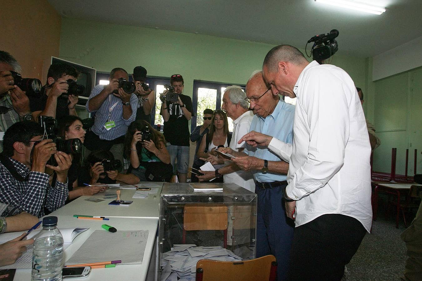 La familia Varoufakis (padre e hijo) se preparan para depositar su voto