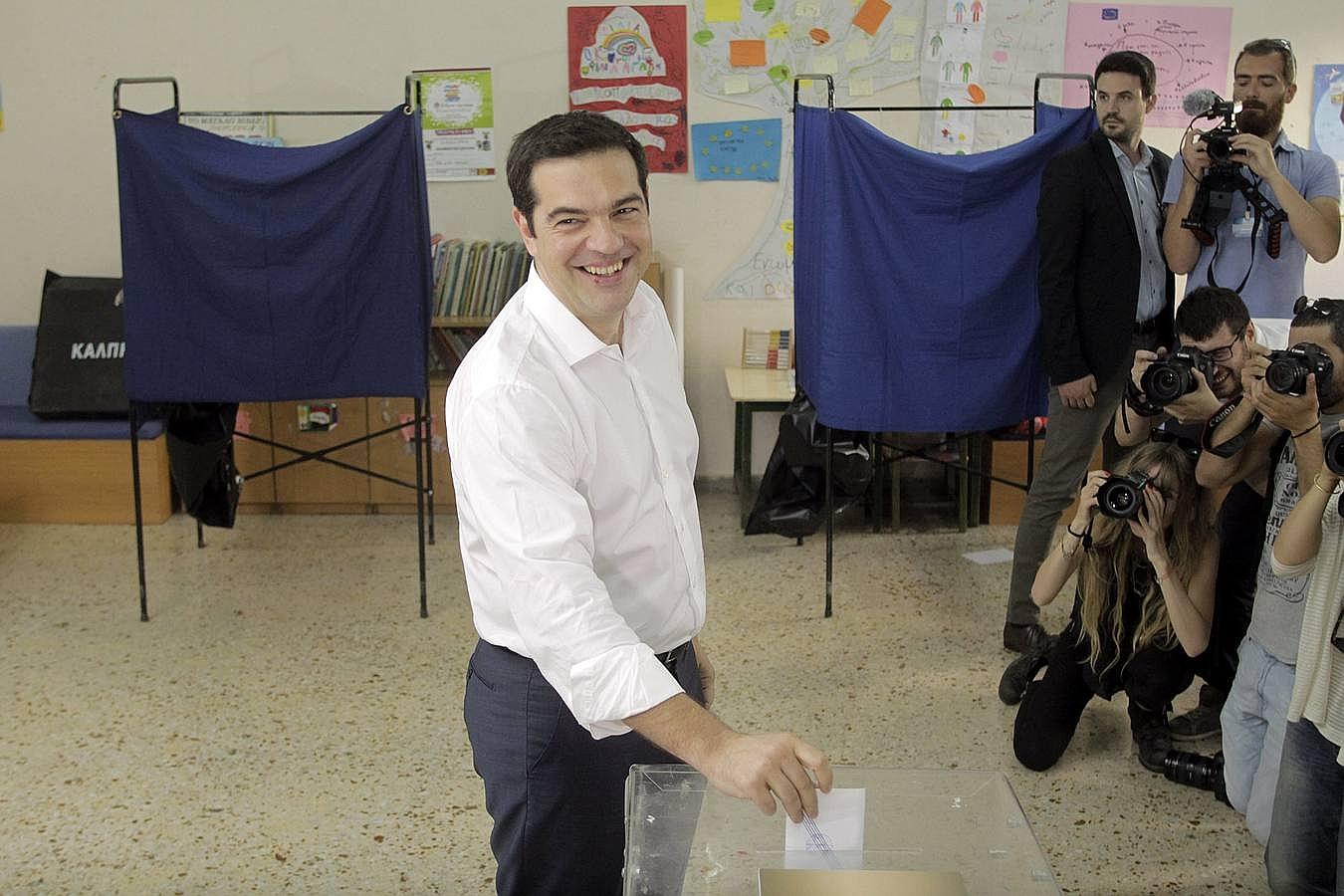El presidente griego, Alexis Tsipras, deposita su voto en su colegio electoral en el barrio popular de Kipseli, en Atenas (Grecia)