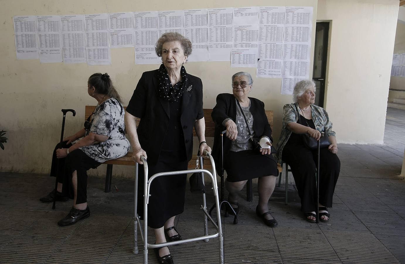 Una anciana espera para depositar su voto