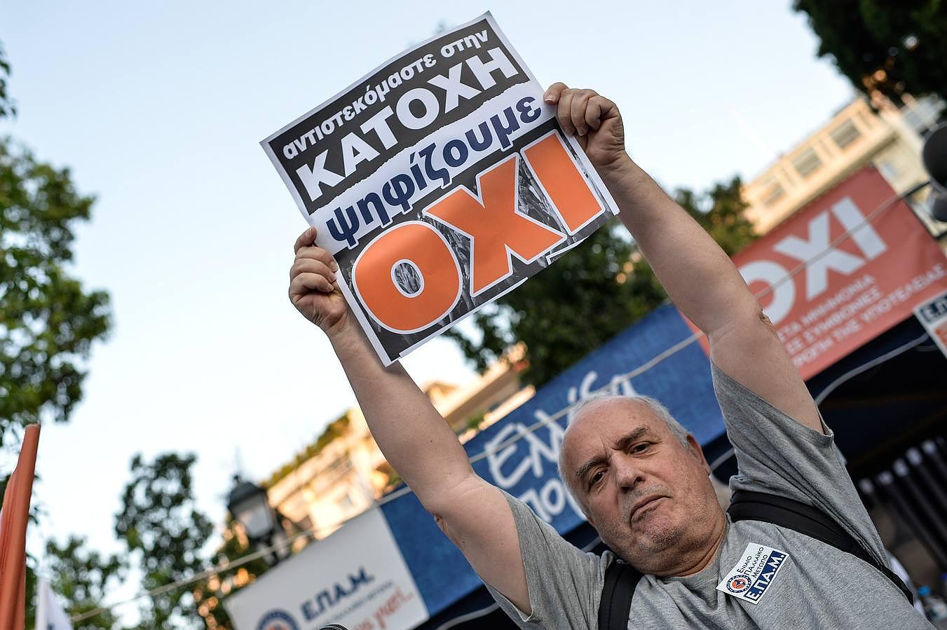 Un hombre sostiene una placa que dice «No» en la votación en el referéndum griego ,