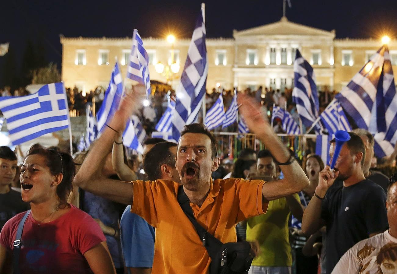 Los votantes del «no» celebran los resultados ante el Parlamento griego, en la plaza Syntagma