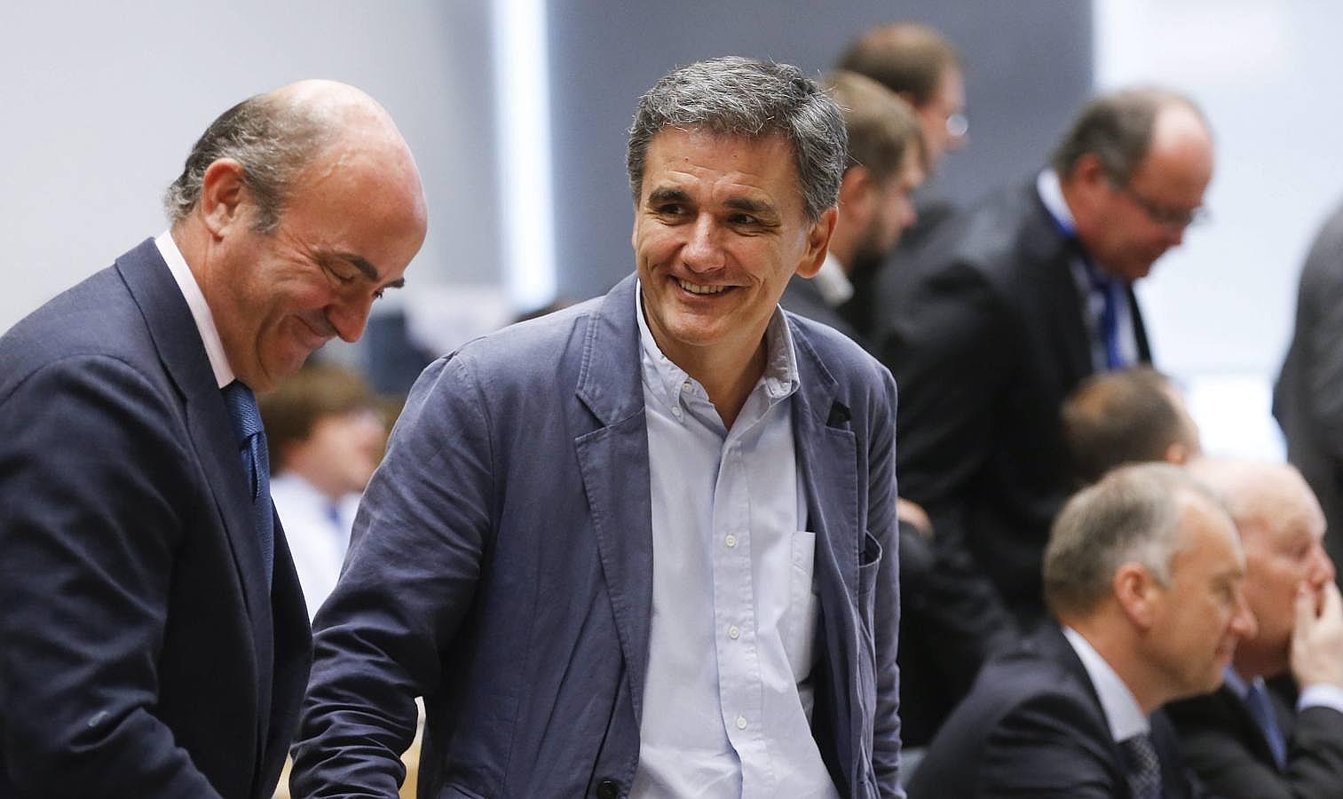 El nuevo ministro griego de Finanzas, Euclides Tsakalotos, saluda al ministro español de Economía, Luis de Guindos