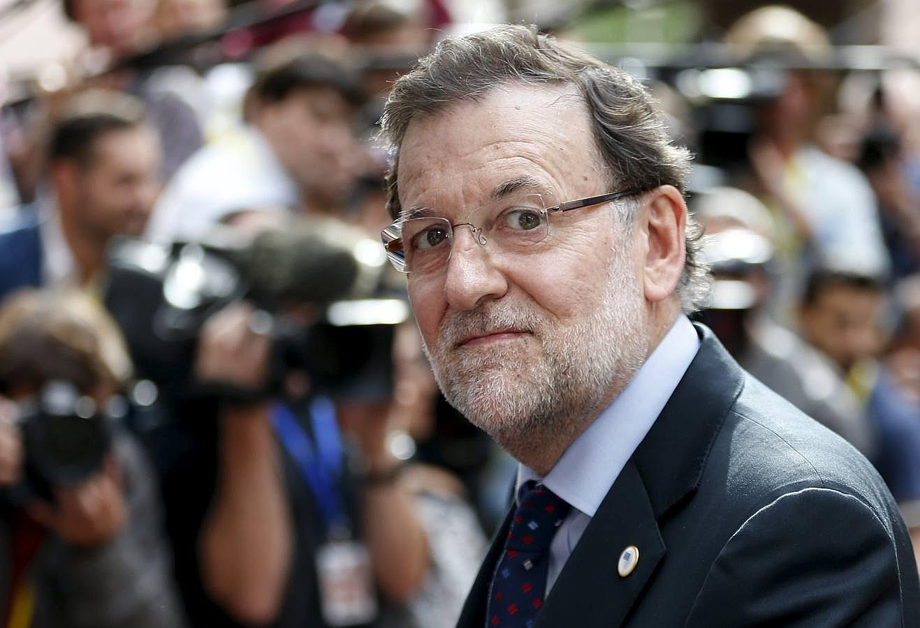 El presidente del Gobierno, Mariano Rajoy, saluda a su llegada a la cumbre extraordinaria de líderes de la zona euro