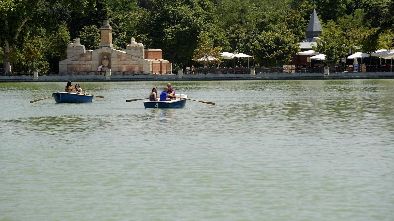 El estanque del madrileño parque del Retiro, prácticamente vacío debido a las sofocantes temperaturas que sufre la capital
