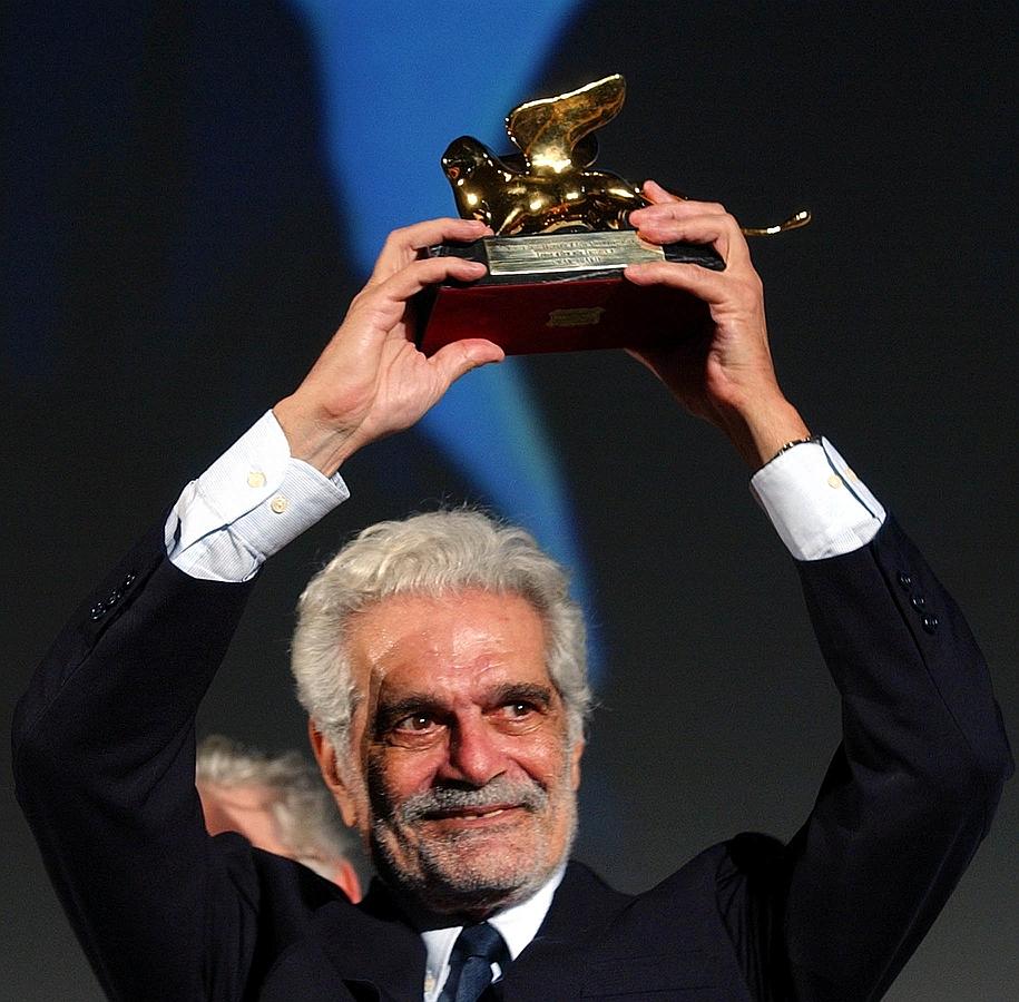 Sharif recibiendo el premio Golden Lion en 2003, uno de los homenajes que recibió a lo largo de su carrera