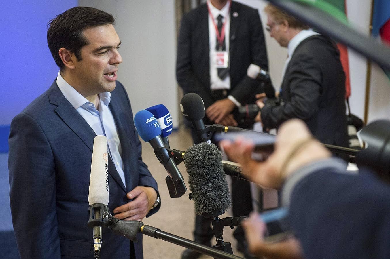 El presidente griego, Alexis Tsipras, comparece ante los medios tras alcanzarse un acuerdo en Bruselas sobre las condiciones al tercer rescate del país heleno