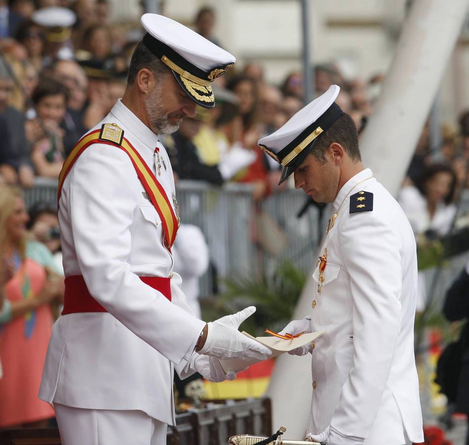 El Rey entrega una condecoración al número uno de la promoción, Daniel Saiz de Oñate 