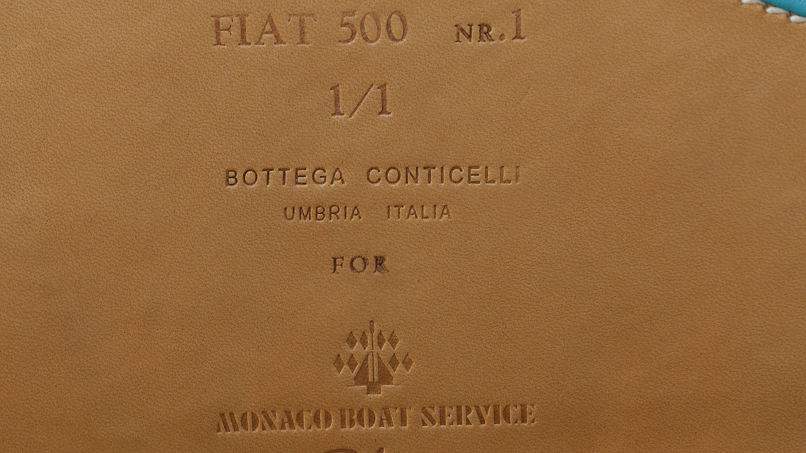 Emblema recordatorio repujado en cuero de la singularidad de la unidad 500C, desvelada en Montecarlo