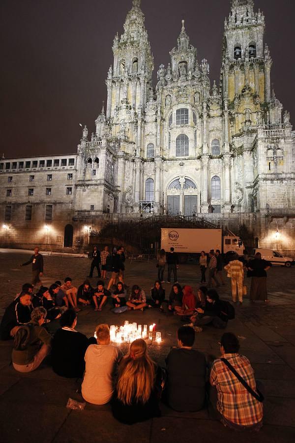 Algunos jóvenes desplazados a Compostela encendieron velas en el Obradoiro