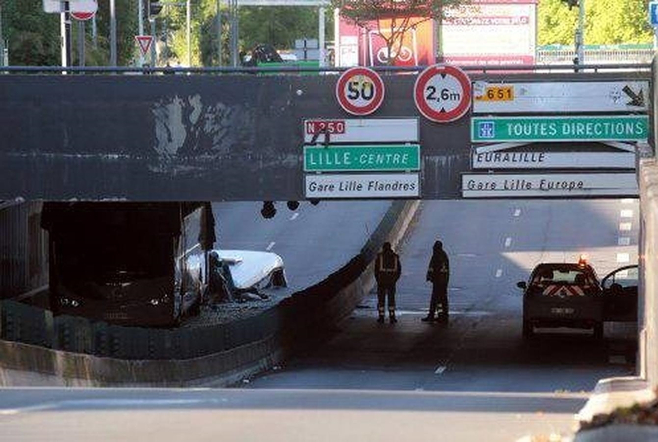 El autubús se ha empotrado esta madrugada contra un túnel demasiado bajo (de 2,60 metros) del Grand Boulevard, a la altura del municipio de La Madeleine