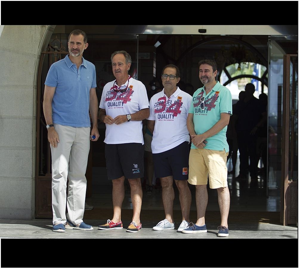 Felipe VI fue recibido a la entrada del club por Javier Sanz y Emerico Fuster, presidente y vicepresidente del RCNP respectivamente, y por Javier Olías, director territorial de MAPFRE en Baleares