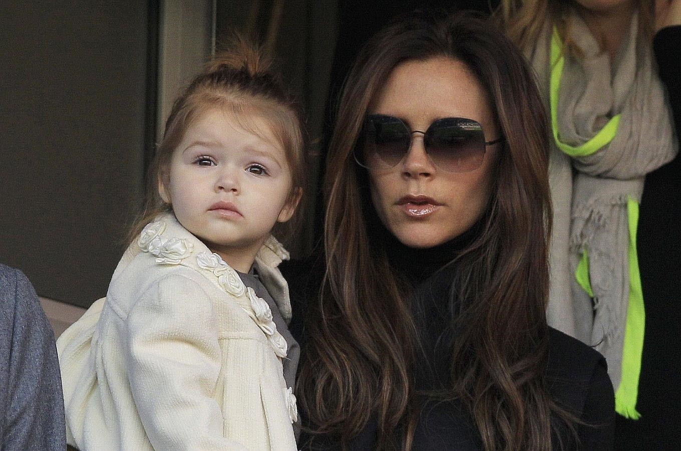 Victoria Beckham con su hija Harper en 2013 