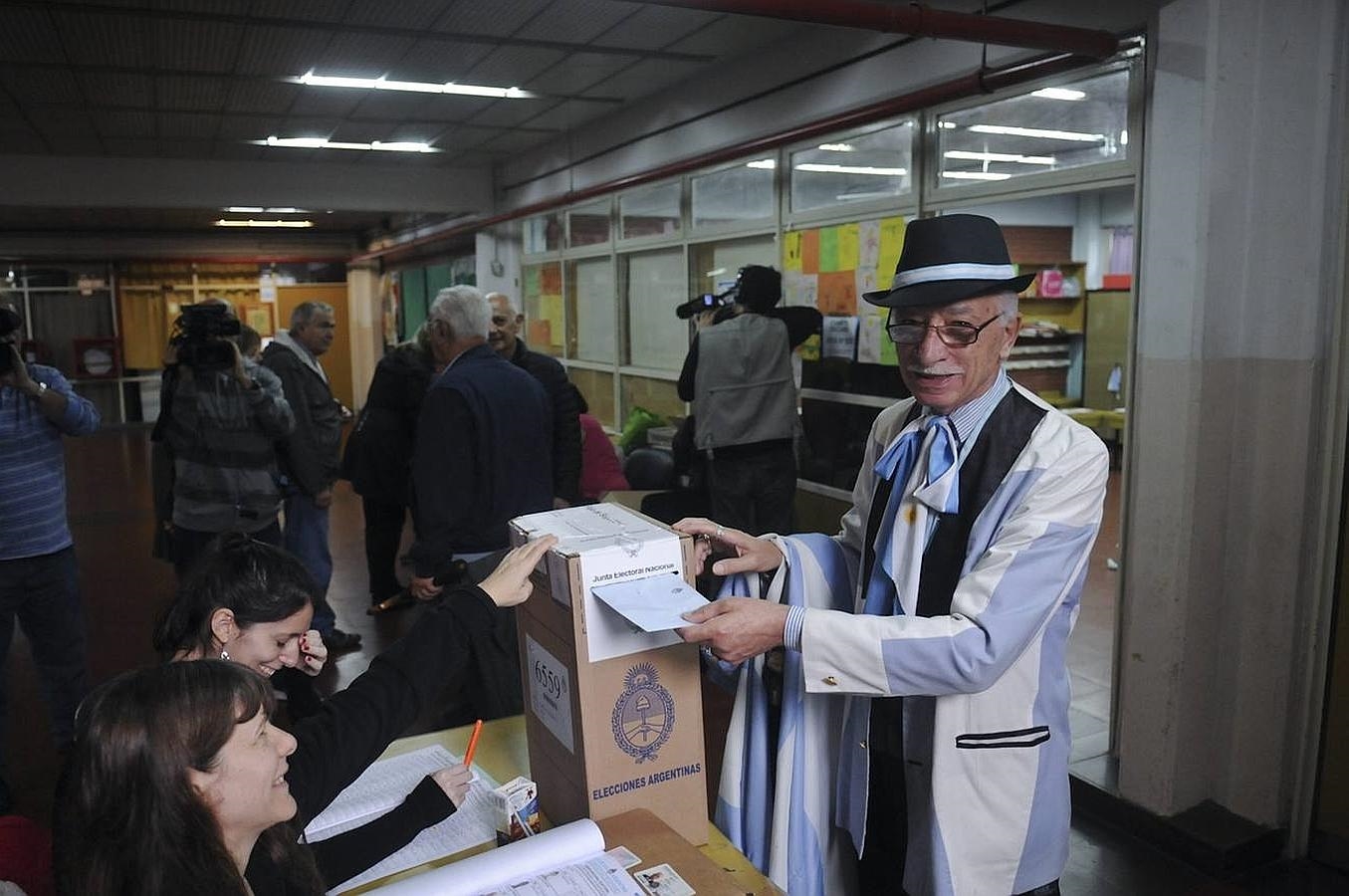 Ciudadanos argentinos participan hoy, domingo 9 de agosto de 2015, en las elecciones primarias en el país