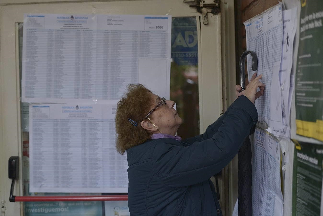 Ciudadanos argentinos participan hoy, domingo 9 de agosto de 2015, en las elecciones primarias en el país