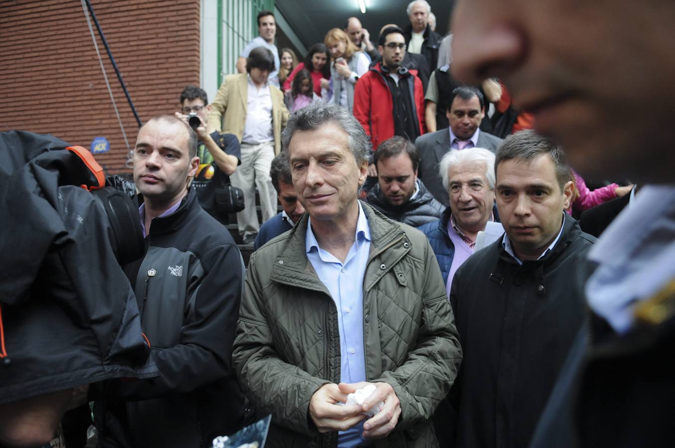 El alcalde de Buenos Aires y candidato a la presidencia, Mauricio Macri, llega hoy, domingo 9 de agosto de 2015, a su centro electoral para votar en los comicios argentinos