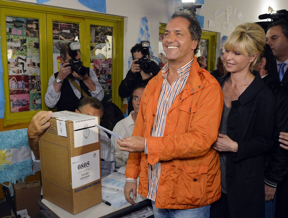 El gobernador de la provincia de Buenos Aires, Daniel Scioli, vota en su centro electoral para votar en los comicios argentinos