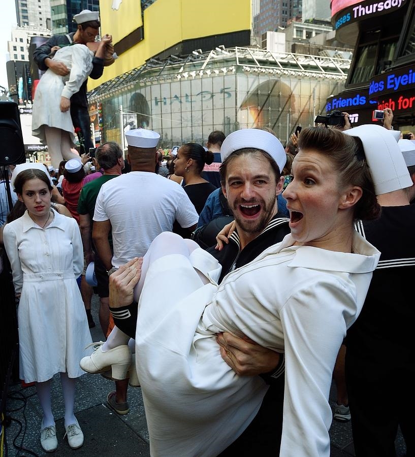 Una pareja vestida de marinero y azafata se abrazan en Times Square  