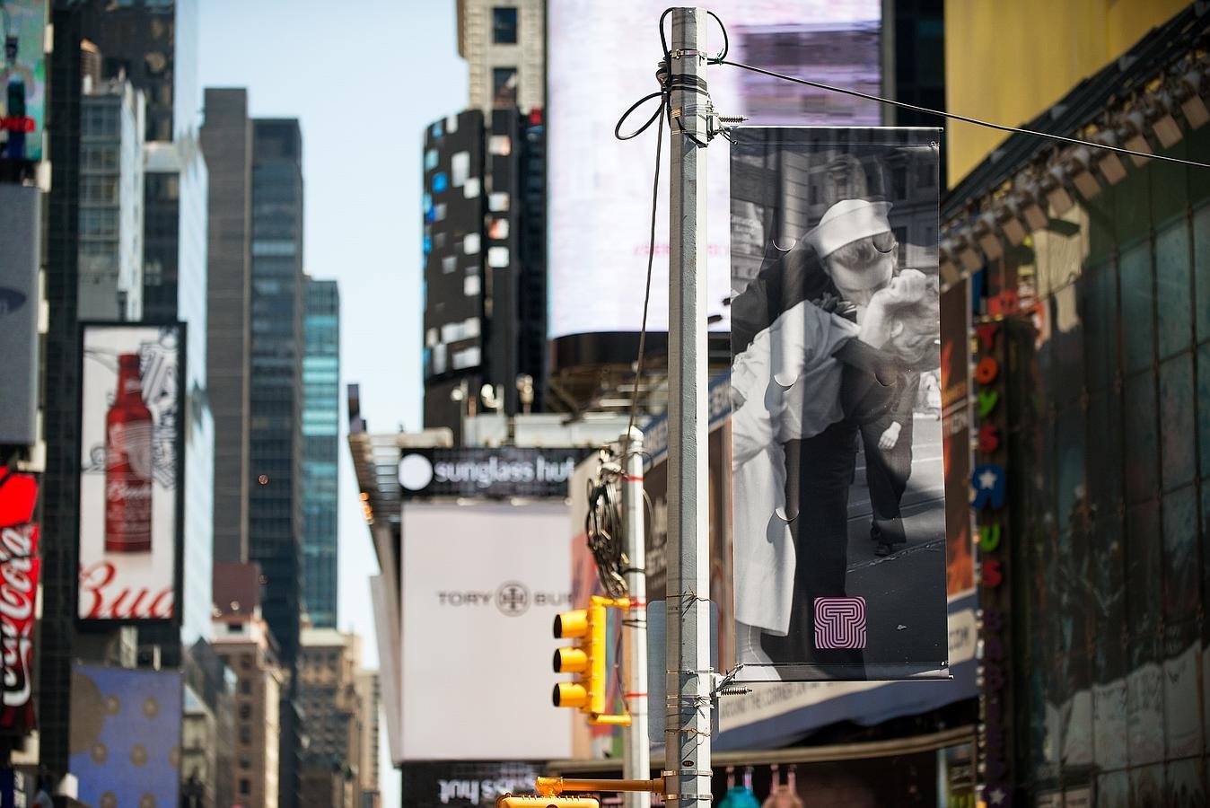Un cartel que conmemora la fotografía de Alfred Eisenstaedt en Times Square