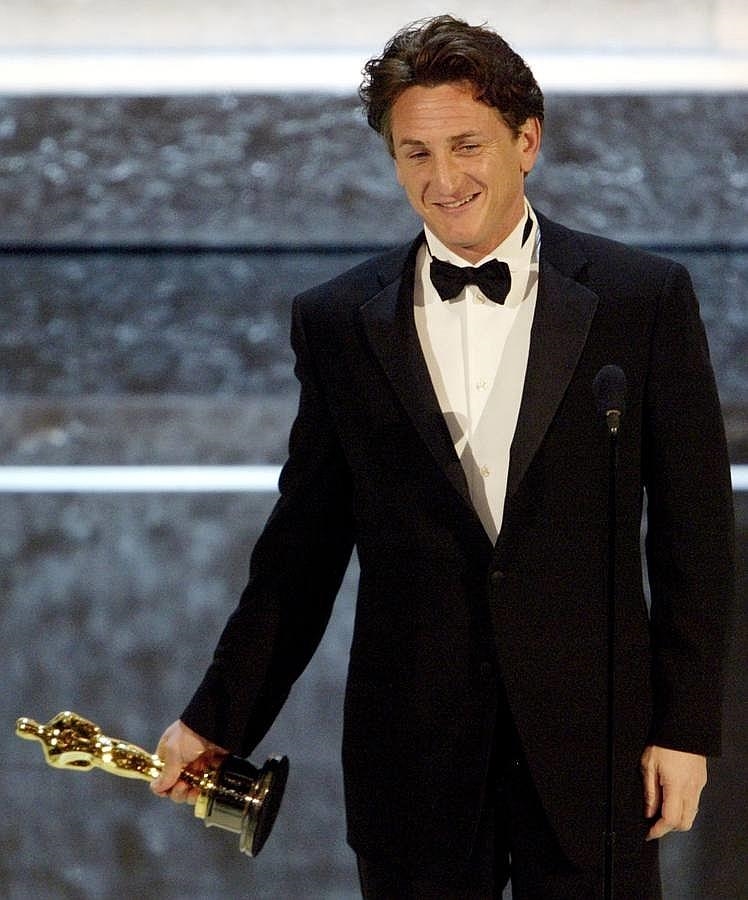 El actor recibe el Oscar al mejor actor en 2014 por su papel en «Mystic River»