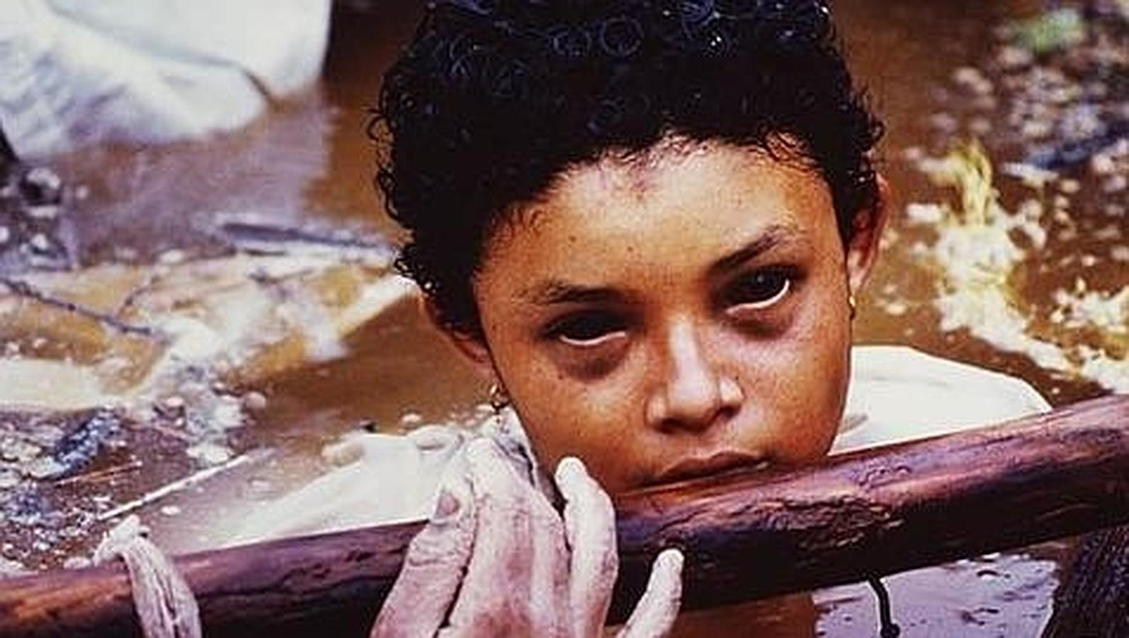La pequeña Omaira Sánchez, en 1985, atrapada por el lodo tras la erupción del volcán Nevado Ruiz (Colombia). La niña colombiana, que tenía 13 años, estuvo agonizando durante tres días entre los materiales expulsados por el volcán y los restos de su casa