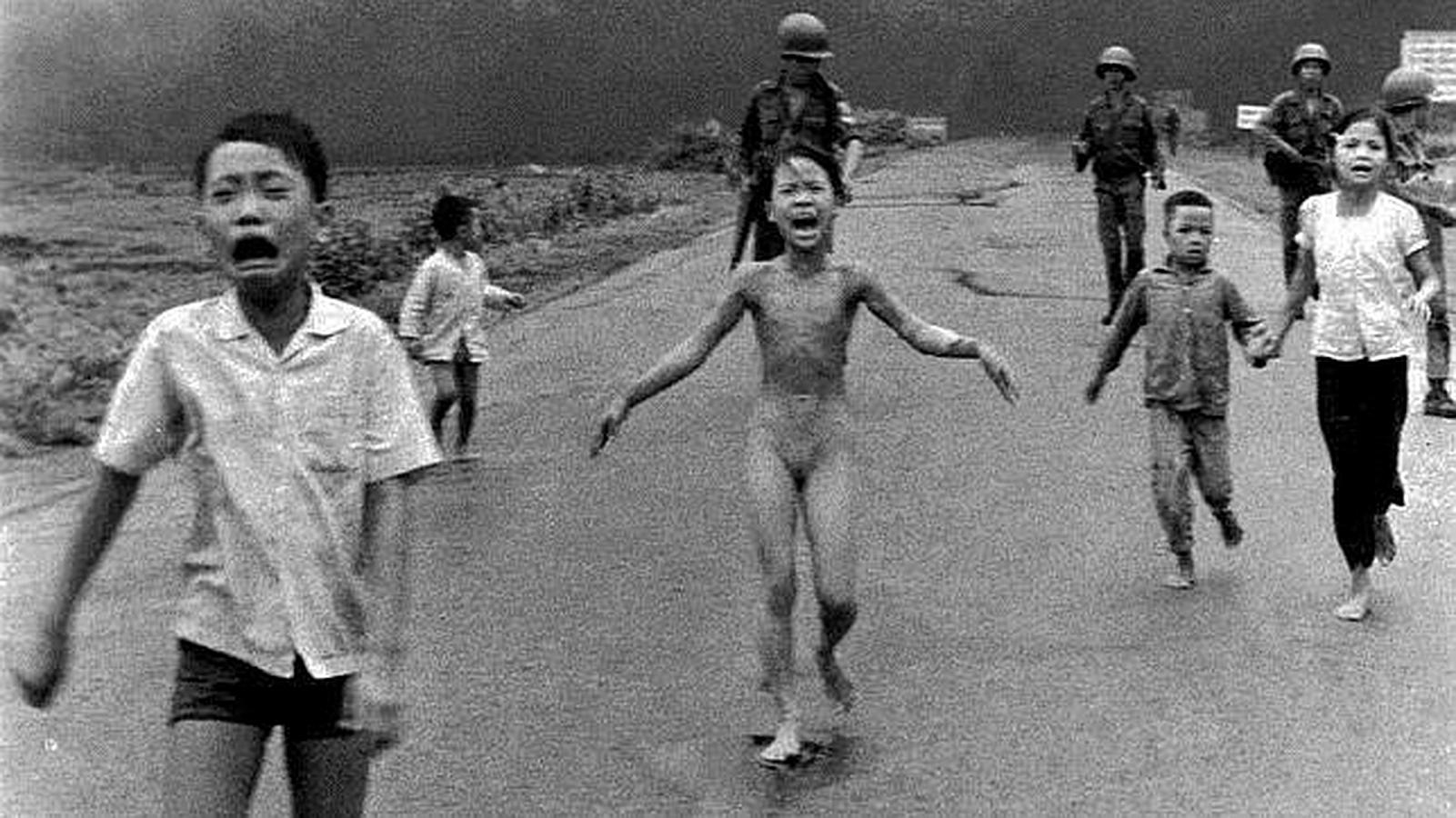 La «niña del napalm». En 1972, Kim Phuc tenía nueve años cuando un avión del Ejército survietnamita bombardeó su pequeño pueblo del norte de Saigón (Vietnam) en un ataque coordinado con el mando estadounidense que trataba de controlar el abastecimiento por carretera entre Camboya y Vietnam