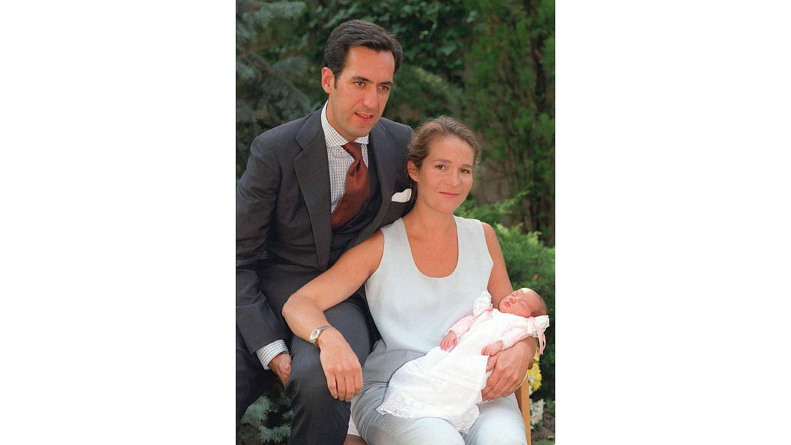La Infanta Elena y Jaime de Marichalar presentaban a su hija recién nacida, Victoria Federica en el jardín de la habitación de la clínica Ruber donde la niña nació el 9 de septiembre de 2000