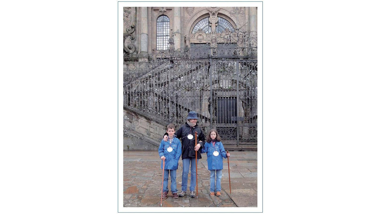 La hija menor de la Infanta Elena hizo con su madre y su hermano el Camino de Santiago y una foto enfrente de la Catedral se convirtió en la felicitación de Navidad de 2010 de la Infanta