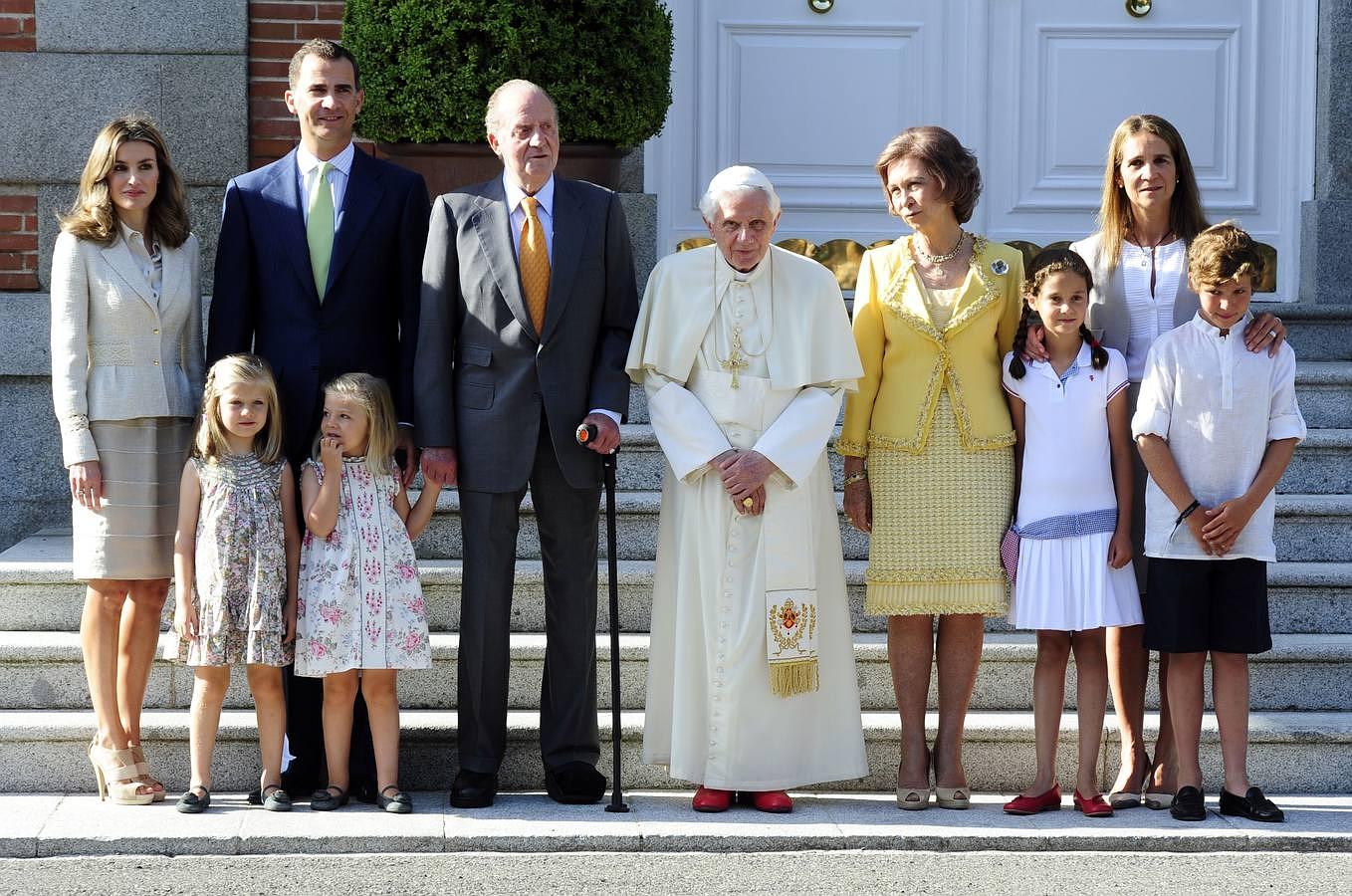 En agosto de 2011, posaba con los Don Juan Carlos y Doña Sofía, Don Felipe y Doña Letizia, la Infanta Elena, su hermano y sus primas, la Princesa Leonor y la Infanta Sofía en la visita del Papa Benedicto XVI