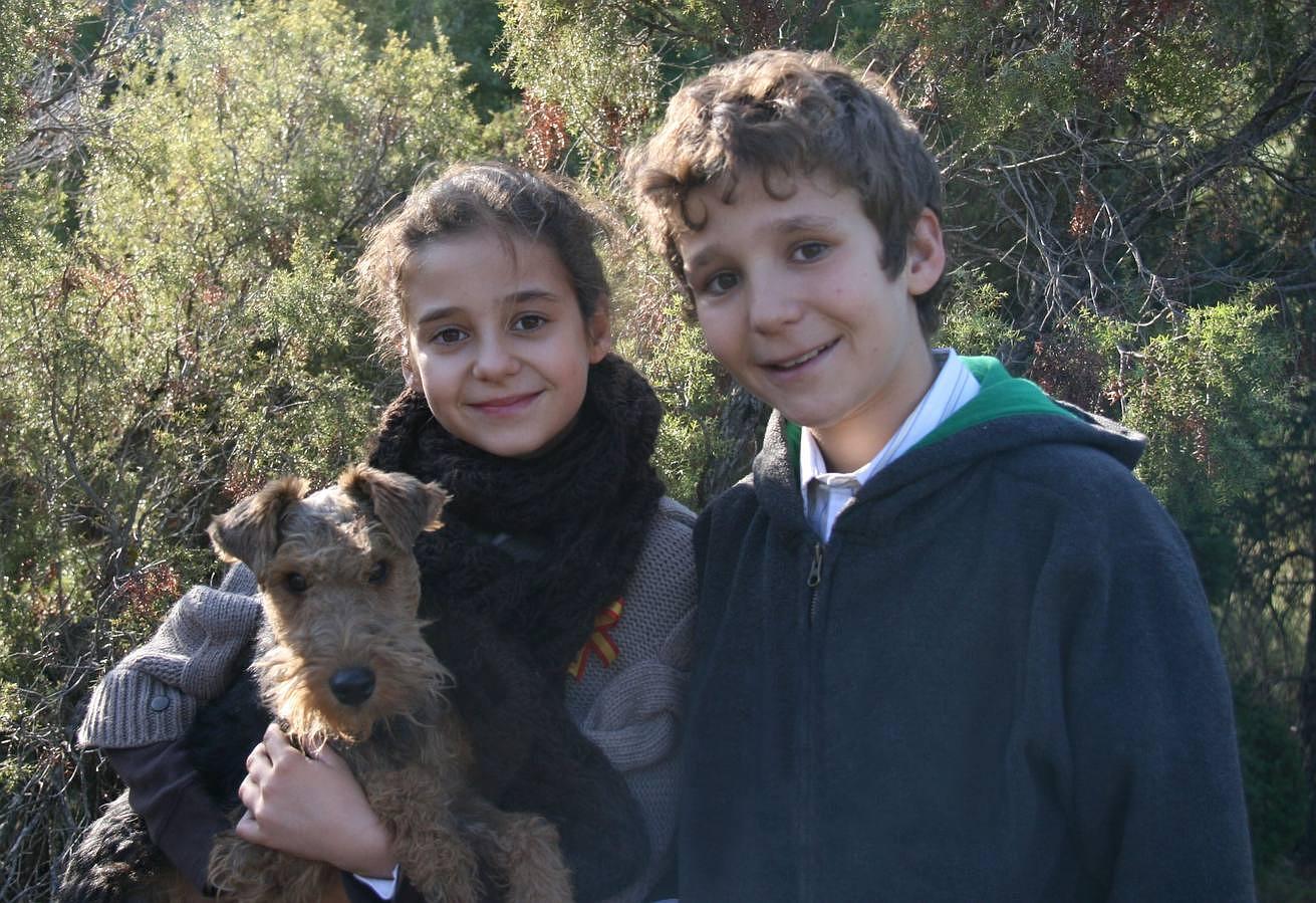 En la felicitación de Navidad de 2011 de la Infanta Elena, Victoria Federica aparecía con su perro en brazos