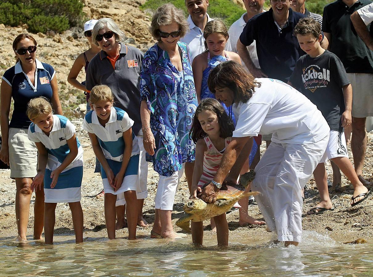Victoria Federica disfrutaba en 2008 en Cabrera devolviendo a una tortuga al mar ante la mirada de la Reina Sofía