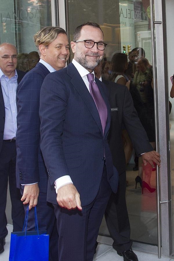 El embajador de Estados Unidos en España, James Costos (d), y su pareja a su llegada a la fiesta de inauguración 